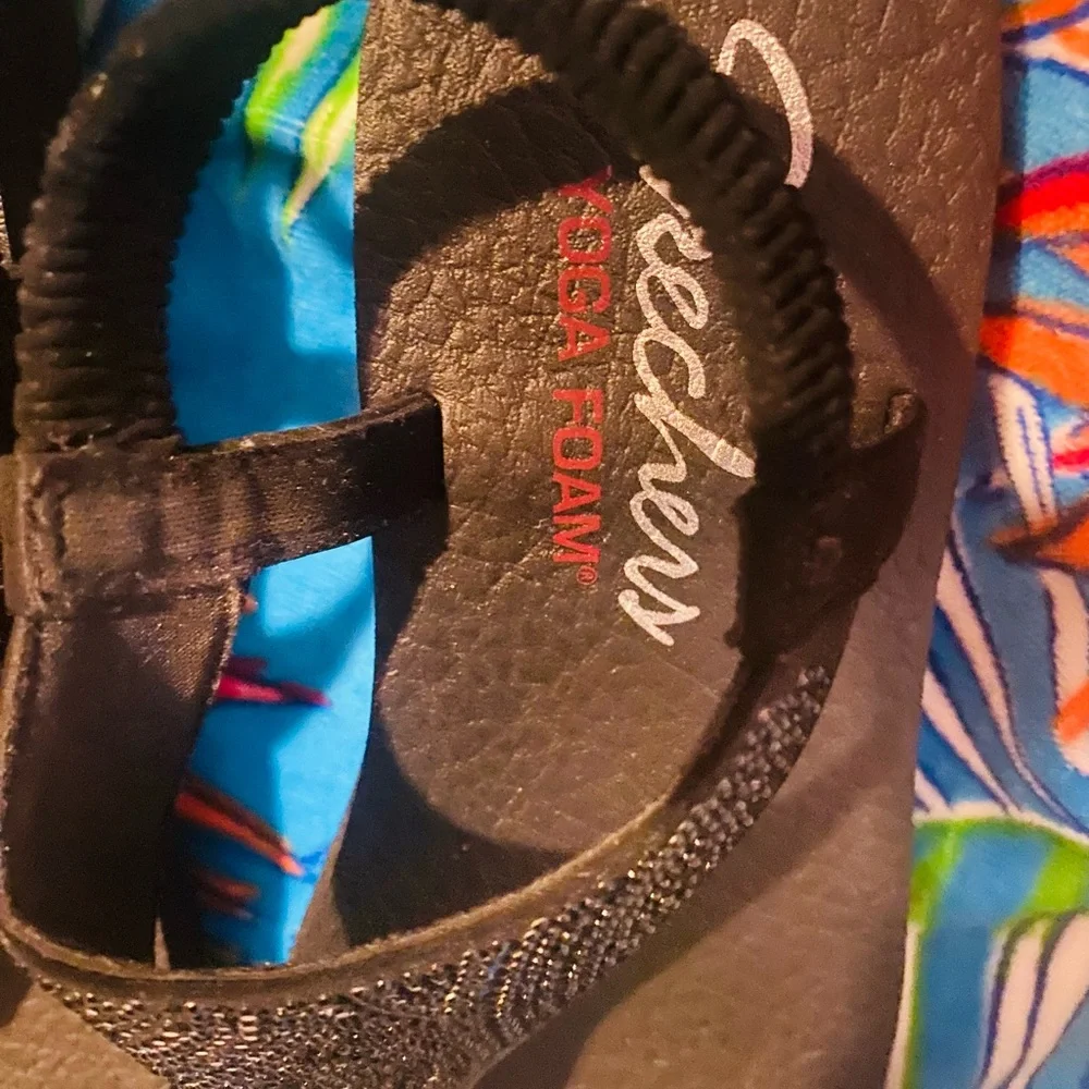 Sketchers rhinestone sling back thong with yoga, Yoga Foam cushioned /Size 9